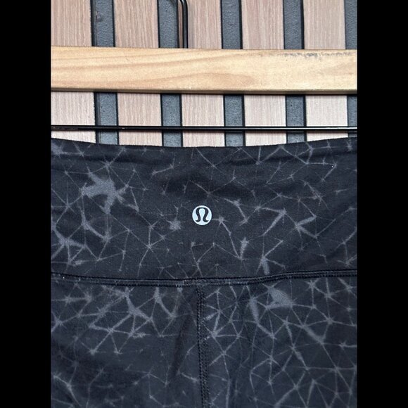 Lululemon Pants 6 / S Womens Black Abstract Under Wunder Low Rise Crop Leggings - Picture 7 of 8